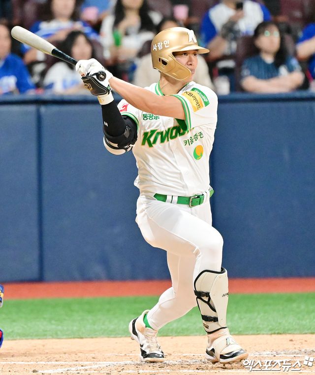 27일 오후 서울 구로구 고척스카이돔에서 열린 '2025 신한 SOL Bank KBO리그' 삼성 라이온즈와 키움 히어로즈의 경기, 3회말 키움 송성문이 우전안타를 날리고 있다. 엑스포츠뉴스 DB