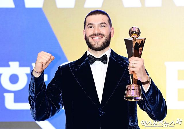 24일 오후 서울 신천동 롯데호텔월드에서 열린 '2025 신한 SOL Bank KBO 시상식' MVP 수상자 한화 폰세가 기념 촬영을 하고 있다. 엑스포츠뉴스 DB