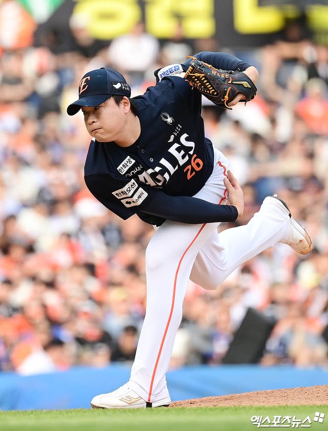 KT 위즈가 28일 한화 이글스와 FA 계약을 체결한 강백호의 보상선수로 투수 한승혁을 지명했다. 지난 25일 한화로부터 20인 보호선수 명단을 받았고, 경험이 풍부한 베테랑 투수 한승혁을 영입하기로 했다. KT는 한승혁과 함께 강백호의 2025시즌 연봉(7억원) 200%인 14억원도 받는다. 엑스포츠뉴스 DB