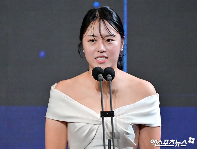 28일 오후 서울 삼성동 그랜드 인터컨티넨탈 서울 파르나스에서 '2025 KLPGA 대상 시상식'이 열렸다. 이날 '2025 KLPGA 대상 시상식'에서 신인상을 수상한 서교림이 소감을 말하고 있다. 삼성동, 김한준 기자