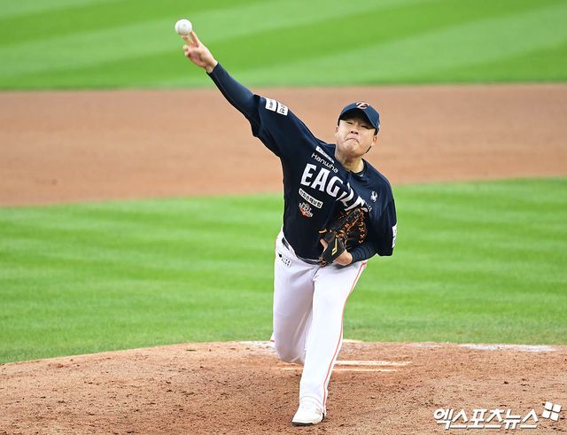 KT 위즈가 28일 한화 이글스와 FA 계약을 체결한 강백호의 보상선수로 투수 한승혁을 지명했다. 지난 25일 한화로부터 20인 보호선수 명단을 받았고, 경험이 풍부한 베테랑 투수 한승혁을 영입하기로 했다. KT는 한승혁과 함께 강백호의 2025시즌 연봉(7억원) 200%인 14억원도 받는다. 엑스포츠뉴스 DB