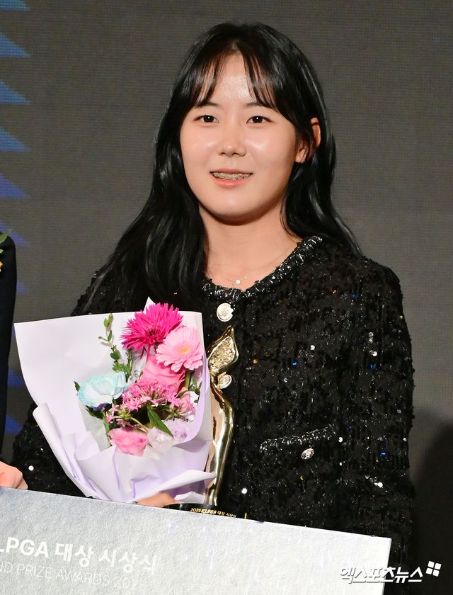 28일 오후 서울 삼성동 그랜드 인터컨티넨탈 서울 파르나스에서 '2025 KLPGA 대상 시상식'이 열렸다. 이날 '2025 KLPGA 대상 시상식'에서 인기상를 수상한 황유민이 기념촬영을 갖고 있다. 삼성동, 김한준 기자