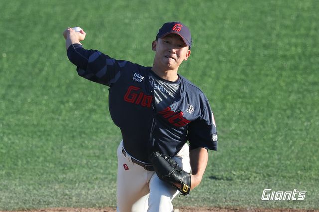 롯데 자이언츠 정우준이 29일 대만 가오슝 청칭후 야구장에서 열린 '2025 아시아 윈터리그' 타이완 마운틴스와의 경기에 선발 등판해 9이닝(100구) 1피안타 2탈삼진 1볼넷 무실점 완봉승을 기록했다. 그는 이번 윈터리그 3경기에 선발 등판해 2승무패 평균자책점 1.66, 14탈삼진을 기록하며 29일 기준 탈삼진 부문 공동 1위, 승리 부문 4위, 평균자책점 부문 5위에 올랐다. 롯데 자이언츠