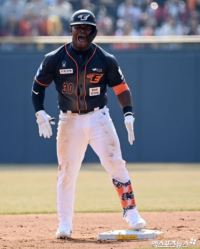 23일 오후 서울 송파구 잠실야구장에서 열린 '2024 신한 SOL Bank KBO리그' 한화 이글스와 LG 트윈스의 경기, 3회초 1사 1,3루 한화 페라자가 1타점 2루타를 날린 후 기뻐하고 있다.23일 오후 서울 송파구 잠실야구장에서 열린 '2024 신한 SOL Bank KBO리그' 한화 이글스와 LG 트윈스의 경기, 3회초 1사 1,3루 한화 페라자가 1타점 2루타를 날린 후 기뻐하고 있다. 엑스포츠뉴스DB
