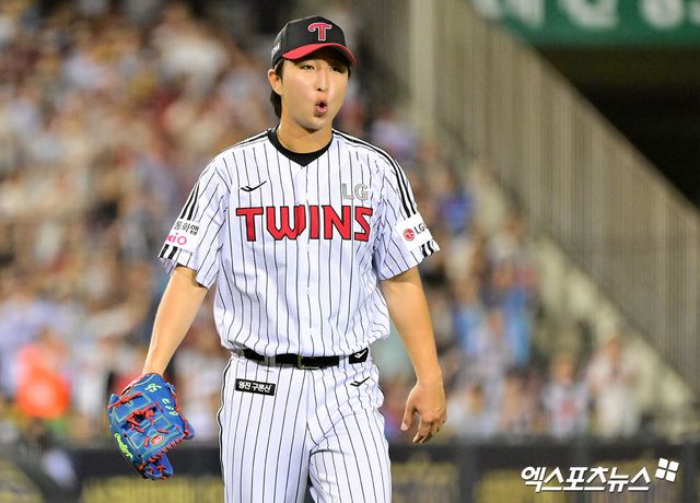 지난 8월 21일 오후 서울 송파구 잠실야구장에서 열린 '2025 신한 SOL Bank KBO리그' 롯데 자이언츠와 LG 트윈스의 경기, 6회초 수비를 마친 LG 최채흥이 더그아웃으로 향하고 있다. 엑스포츠뉴스 DB