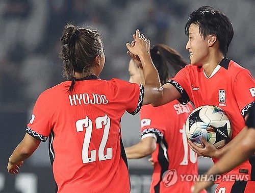 신상우 감독이 이끄는 대한민국 여자 축구 국가대표팀이 유럽 원정 첫 경기에서 웨일스와 승부를 가리지 못했다. 대표팀은 29일(한국시간) 스페인 말라가의 시우다드 데포르티바 데 말라가에서 열린 웨일스(32위)와의 친선 경기에서 전반 이른 시간 선제골을 내줬으나, 후반 교체 투입된 김민지(서울시청)의 A매치 데뷔골에 힘입어 1-1 무승부를 기록했다. 연합뉴스