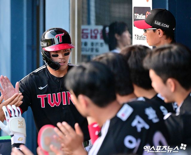 지난 7월 25일 오후 서울 송파구 잠실야구장에서 열린 '2025 신한 SOL Bank KBO리그' LG 트윈스와 두산 베어스의 경기, 2회초 2사 2,3루 LG 천성호가 신민재의 2타점 적시타때 득점하고 있다. 엑스포츠뉴스 DB