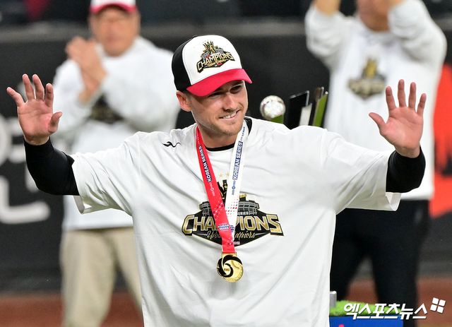 지난달 31일 오후 대전 한화생명 볼파크에서 열린 '2025 신한 SOL Bank KBO 한국시리즈' LG 트윈스와 한화 이글스의 5차전 경기, LG가 선발투수 톨허스트의 7이닝 1실점 완벽투에 힘입어 4:1의 스코어로 승리하며 시리즈 전적 4승1패로 통합우승을 이뤘다. 한국시리즈 5차전 데일리MVP를 수상한 LG 톨허스트가 기뻐하고 있다. 엑스포츠뉴스 DB