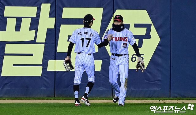 지난달 27일 오후 서울 송파구 잠실야구장에서 열린 '2025 신한 SOL Bank KBO 한국시리즈' 한화 이글스와 LG 트윈스의 2차전 경기, 9회초 무사 1루 LG 좌익수 천성호가 한화 이원석의 외야 플라이 타구를 잡아낸 뒤 중견수 박해민과 하이파이브를 나누고 있다. 엑스포츠뉴스 DB
