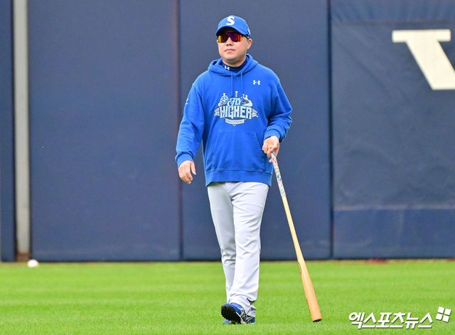 삼성 라이온즈가 3일 제16대 박진만 감독과 재계약했다. 세부 계약 내용은 계약 기간 2+1년, 최대 23억원(계약금 5억원, 연봉 5억원, 연간 인센티브 1억원)이다. 삼성은 박진만 감독이 특유의 소통 리더십과 팀 관리 능력을 바탕으로 지난 3년간 야수진 세대교체, 리그 최정상급 수비력을 끌어내며 지속 가능한 상위권 전력을 구축한 점에 주목했다. 엑스포츠뉴스 DB