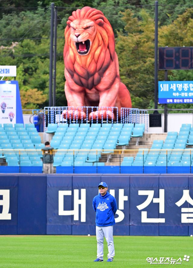 삼성 라이온즈가 3일 제16대 박진만 감독과 재계약했다. 세부 계약 내용은 계약 기간 2+1년, 최대 23억원(계약금 5억원, 연봉 5억원, 연간 인센티브 1억원)이다. 삼성은 박진만 감독이 특유의 소통 리더십과 팀 관리 능력을 바탕으로 지난 3년간 야수진 세대교체, 리그 최정상급 수비력을 끌어내며 지속 가능한 상위권 전력을 구축한 점에 주목했다. 엑스포츠뉴스 DB