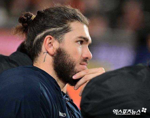 29일 오후 대전 한화생명 볼파크에서 열린 '2025 신한 SOL Bank KBO 한국시리즈' LG 트윈스와 한화 이글스의 3차전 경기, 한화 폰세가 경기를 지켜보고 있다. 엑스포츠뉴스 DB