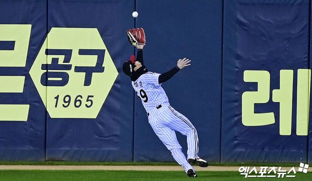 지난달 27일 오후 서울 송파구 잠실야구장에서 열린 '2025 신한 SOL Bank KBO 한국시리즈' 한화 이글스와 LG 트윈스의 2차전 경기, 9회초 무사 1루 LG 좌익수 천성호가 한화 이원석의 외야 플라이 타구를 잡아내고 있다. 엑스포츠뉴스 DB