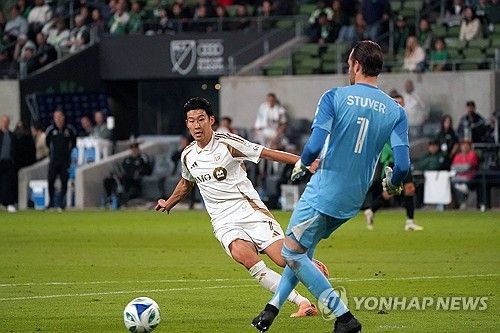 손흥민이 미국 메이저리그사커(MLS) 포스트시즌인 MLS 컵 플레이오프에서 첫 골을 뽑아내며 소속팀 로스앤젤레스(LA)FC의 서부콘퍼런스 4강(전체 8강)행을 이끌었다. LAFC는 1차전 2-1 승리를 합쳐 2연승으로 서부콘퍼런스 4강, 전체 8강에 올랐다. 손흥민은 이날 선제골 포함 1골 1도움을 기록했다. 연합뉴스