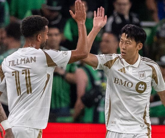 손흥민이 미국 메이저리그사커(MLS) 포스트시즌인 MLS 컵 플레이오프에서 첫 골을 뽑아내며 소속팀 로스앤젤레스(LA)FC의 서부콘퍼런스 4강(전체 8강)행을 이끌고 있다. 1차전 홈 경기에서 2-1 승리를 이뤄낸 LAFC는 2차전 전반전을 두 골 차로 앞서면서 토너먼트 다음 라운드 진출에 바짝 다가섰다. 스티븐 체룬돌로 감독이 이끄는 LAFC는 3일 오전 10시56분 미국 텍사스주 오스틴의 Q2 스타디움에서 킥오프한 MLS컵 플레이오프 서부콘퍼런스 8강 2차전 전반전을 3-1로 앞섰다. 손흥민이 선제골 포함 1골 1도움을 기록했다. 부앙가가 멀티골을 뽑아냈다. 연합뉴스