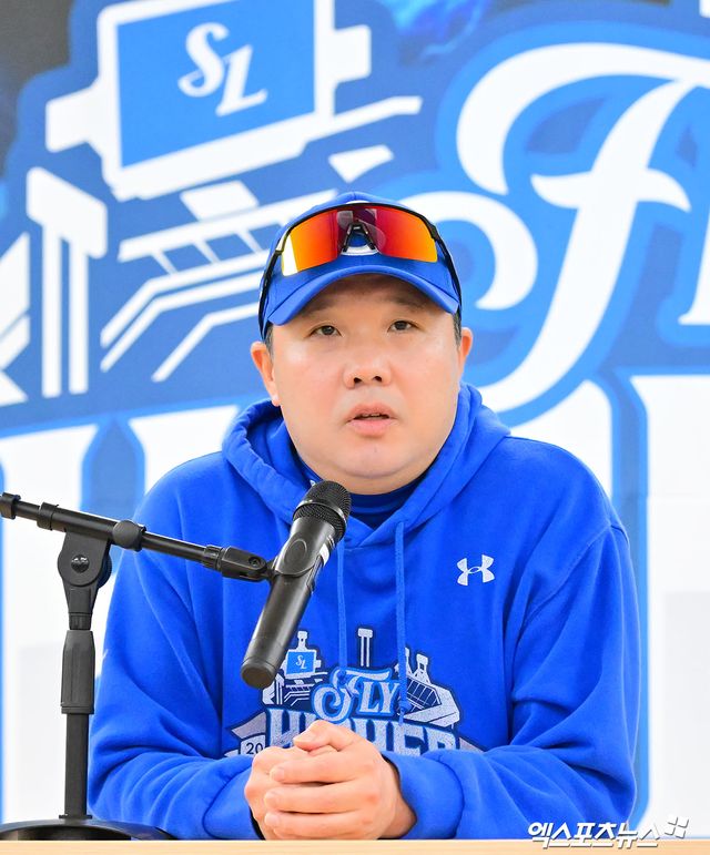 삼성 라이온즈가 3일 제16대 박진만 감독과 재계약했다. 세부 계약 내용은 계약 기간 2+1년, 최대 23억원(계약금 5억원, 연봉 5억원, 연간 인센티브 1억원)이다. 삼성은 박진만 감독이 특유의 소통 리더십과 팀 관리 능력을 바탕으로 지난 3년간 야수진 세대교체, 리그 최정상급 수비력을 끌어내며 지속 가능한 상위권 전력을 구축한 점에 주목했다. 엑스포츠뉴스 DB 