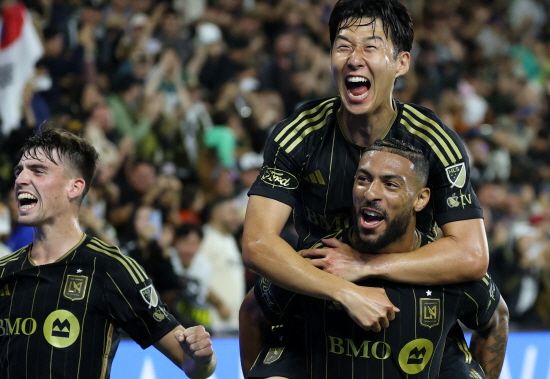 손흥민이 미국 메이저리그사커(MLS) 포스트시즌인 MLS 컵 플레이오프에서 첫 골을 뽑아내며 소속팀 로스앤젤레스(LA)FC의 서부콘퍼런스 4강(전체 8강)행을 이끌고 있다. 1차전 홈 경기에서 2-1 승리를 이뤄낸 LAFC는 2차전 전반전을 두 골 차로 앞서면서 토너먼트 다음 라운드 진출에 바짝 다가섰다. 스티븐 체룬돌로 감독이 이끄는 LAFC는 3일 오전 10시56분 미국 텍사스주 오스틴의 Q2 스타디움에서 킥오프한 MLS컵 플레이오프 서부콘퍼런스 8강 2차전 전반전을 3-1로 앞섰다. 손흥민이 선제골 포함 1골 1도움을 기록했다. 부앙가가 멀티골을 뽑아냈다. 연합뉴스