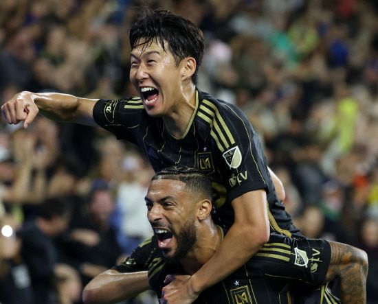 손흥민이 미국 메이저리그사커(MLS) 포스트시즌인 MLS 컵 플레이오프에서 첫 골을 뽑아내며 소속팀 로스앤젤레스(LA)FC의 서부콘퍼런스 4강(전체 8강)행을 이끌고 있다. 1차전 홈 경기에서 2-1 승리를 이뤄낸 LAFC는 2차전 전반전을 두 골 차로 앞서면서 토너먼트 다음 라운드 진출에 바짝 다가섰다. 스티븐 체룬돌로 감독이 이끄는 LAFC는 3일 오전 10시56분 미국 텍사스주 오스틴의 Q2 스타디움에서 킥오프한 MLS컵 플레이오프 서부콘퍼런스 8강 2차전 전반전을 3-1로 앞섰다. 손흥민이 선제골 포함 1골 1도움을 기록했다. 부앙가가 멀티골을 뽑아냈다. 연합뉴스