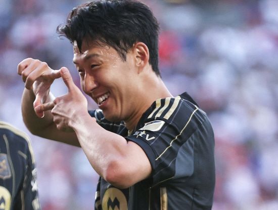 손흥민이 미국 메이저리그사커(MLS) 포스트시즌인 MLS 컵 플레이오프에서 첫 골을 뽑아내며 소속팀 로스앤젤레스(LA)FC의 서부콘퍼런스 4강(전체 8강)행을 이끌고 있다. 1차전 홈 경기에서 2-1 승리를 이뤄낸 LAFC는 2차전 전반전을 두 골 차로 앞서면서 토너먼트 다음 라운드 진출에 바짝 다가섰다. 스티븐 체룬돌로 감독이 이끄는 LAFC는 3일 오전 10시56분 미국 텍사스주 오스틴의 Q2 스타디움에서 킥오프한 MLS컵 플레이오프 서부콘퍼런스 8강 2차전 전반전을 3-1로 앞섰다. 손흥민이 선제골 포함 1골 1도움을 기록했다. 부앙가가 멀티골을 뽑아냈다. 연합뉴스