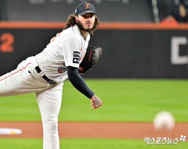 29일 오후 대전 한화생명 볼파크에서 열린 '2025 신한 SOL Bank KBO 한국시리즈' LG 트윈스와 한화 이글스의 3차전 경기, 1회초 한화 선발투수 폰세가 공을 힘차게 던지고 있다. 엑스포츠뉴스 DB