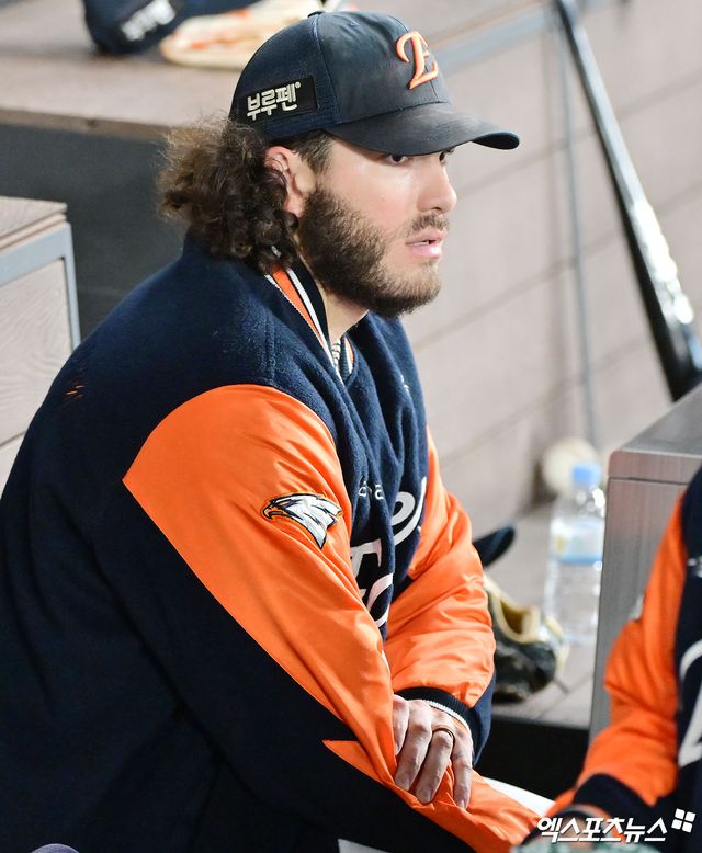 29일 오후 대전 한화생명 볼파크에서 열린 '2025 신한 SOL Bank KBO 한국시리즈' LG 트윈스와 한화 이글스의 3차전 경기, 4회말 한화 폰세가 더그아웃에서 오른팔을 만지고 있다. 엑스포츠뉴스 DB