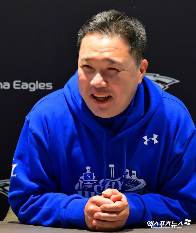 삼성 라이온즈가 3일 제16대 박진만 감독과 재계약했다. 세부 계약 내용은 계약 기간 2+1년, 최대 23억원(계약금 5억원, 연봉 5억원, 연간 인센티브 1억원)이다. 삼성은 박진만 감독이 특유의 소통 리더십과 팀 관리 능력을 바탕으로 지난 3년간 야수진 세대교체, 리그 최정상급 수비력을 끌어내며 지속 가능한 상위권 전력을 구축한 점에 주목했다. 엑스포츠뉴스 DB