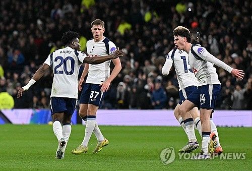 토트넘은 30일 영국 런던 토트넘 홋스퍼 스타디움에서 열린 2025-2026시즌 잉글리시 프리미어리그 13라운드 경기에서 풀럼에 1-2로 패배했다. 토트넘은 지난 2023년 11월 손흥민이 1골 1도움 원맨쇼를 펼치면서 풀럼을 2-0으로 제압했으나 이후 2년간 상대 전적 1무3패 부진에 빠지게 됐다. 토트넘은 이날 패배로 리그 13경기 5승 3무 5패를 기록, 승점 18로 리그 10위에 위치했다. 반면 풀럼은 최근 2연승을 통해 승점 17을 기록, 15위에 올랐다. 연합뉴스