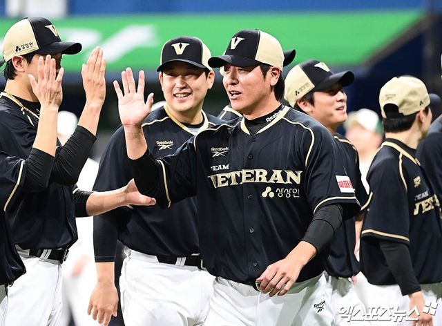 30일 오후 서울 구로구 고척스카이돔에서 열린 '더 제너레이션 매치' 팀 베테랑과 팀 라이징의 경기, 베테랑 감독 강민호가 선수들과 하이파이브를 하며 도열하고 있다. 고척, 박지영 기자
