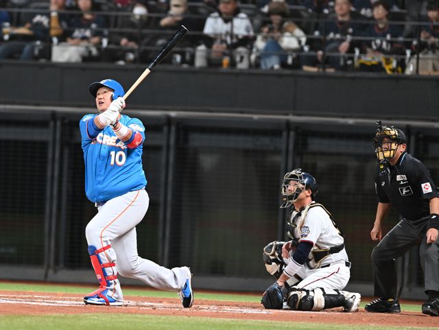  이대호는 30일 일본 기타히로시마 에스콘필드 홋카이도에서 열린 '한일 드림 플레이어즈 2025'에서 4번타자 겸 1루수로 선발 출전, 5타수 3안타(1홈런) 2타점 3득점을 기록하고 경기 MVP에 선정됐다. 공동취재단