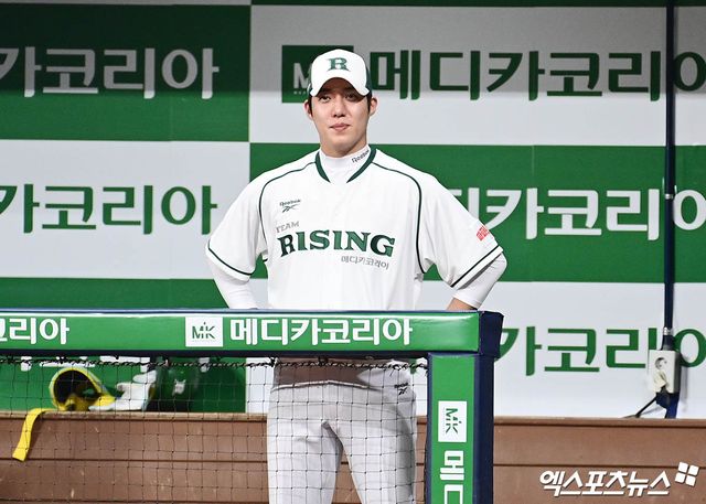 30일 오후 서울 구로구 고척스카이돔에서 열린 '더 제너레이션 매치' 팀 베테랑과 팀 라이징의 경기, 라이징 감독 원태인이 더그아웃에서 경기를 지켜보고 있다. 고척, 박지영 기자