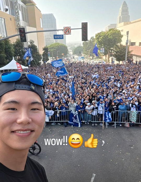 미국 메이저리그 LA 다저스에서 뛰고 있는 김혜성이 4일(한국시간) 미국 캘리포니아주 로스앤젤레스에서 열린 2025 월드시리즈 우승 기념 카 퍼레이드 행사에 참석했다. 사진 김혜성 SNS
