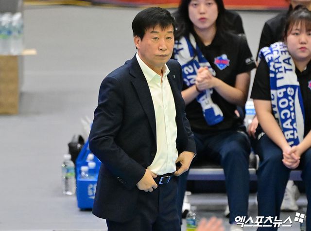 김호철 감독이 이끄는 여자 프로배구 IBK기업은행이 4일 경기도 수원체육관에서 열린 진에어 2025-2026 V리그 여자부 1라운드 현대건설과의 원정 경기에서 세트 스코어 0-3(20-25 20-25 23-25)으로 졌다. 사진 김한준 기자