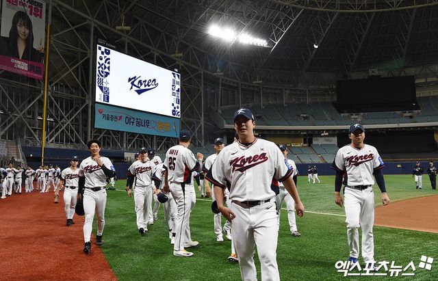 류지현 감독이 이끄는 한국 야구 국가대표팀은 내년 3월 열리는 WBC(월드베이스볼클래식) 대비 평가전인 '2025 NAVER K-BASEBALL SERIES'를 앞두고 훈련을 시작했다. 4일 오후 서울 구로구 고척스카이돔에서 진행된 야구 국가대표팀 훈련에 참석한 선수들이 그라운드에서 발걸음을 옮기고 있다. 고척, 박지영 기자