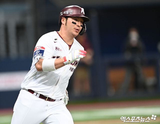 키움 히어로즈가 4일 박병호를 잔류군 선임코치로 선임했다고 밝혔다. 박병호는 2021시즌 종료 후 KT 위즈로 FA 이적한 뒤 4년 만에 친정팀으로 복귀하게 됐다. 사진 엑스포츠뉴스 DB