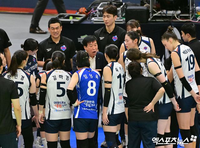김호철 감독이 이끄는 여자 프로배구 IBK기업은행이 4일 경기도 수원체육관에서 열린 진에어 2025-2026 V리그 여자부 1라운드 현대건설과의 원정 경기에서 세트 스코어 0-3(20-25 20-25 23-25)으로 졌다. 사진 김한준 기자