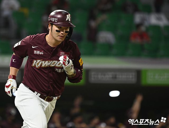 키움 히어로즈가 4일 박병호를 잔류군 선임코치로 선임했다고 밝혔다. 박병호는 2021시즌 종료 후 KT 위즈로 FA 이적한 뒤 4년 만에 친정팀으로 복귀하게 됐다. 사진 엑스포츠뉴스 DB