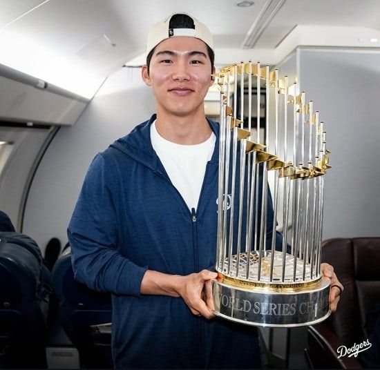미국 메이저리그 LA 다저스에서 뛰고 있는 김혜성이 4일(한국시간) 미국 캘리포니아주 로스앤젤레스에서 열린 2025 월드시리즈 우승 기념 카 퍼레이드 행사에 참석했다. 사진 LA 다저스