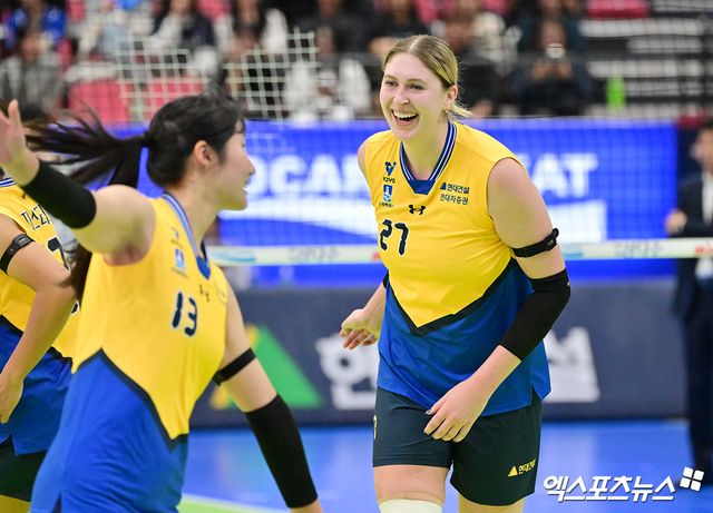 ​​여자 프로배구 현대건설의 카리가 4일 경기도 수원체육관에서 열린 IBK기업은행전에서 팀 내 최다 득점을 기록하며 활약했다. 사진 김한준 기자