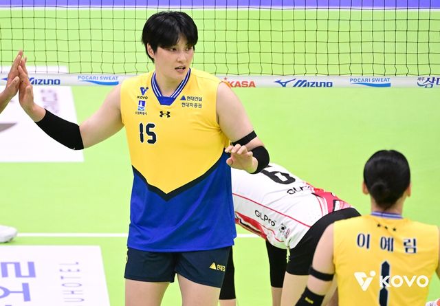 여자 프로배구 현대건설의 김희진이 4일 경기도 수원체육관에서 열리는 진에어 2025-2026 V리그 1라운드 IBK기업은행과 경기를 치른다. 지난 5월 15년 만에 IBK를 떠난 뒤 처음으로 전 소속팀을 코트에서 적으로 맞서게 됐다. 사진 한국배구연맹