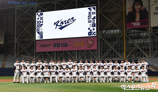 류지현 감독이 이끄는 한국 야구 국가대표팀은 내년 3월 열리는 WBC(월드베이스볼클래식) 대비 평가전인 '2025 NAVER K-BASEBALL SERIES'를 앞두고 훈련을 시작했다. 4일 오후 서울 구로구 고척스카이돔에서 진행된 야구 국가대표팀 훈련에 앞서 대표팀 선수단이 기념 촬영을 하고 있다. 고척, 박지영 기자