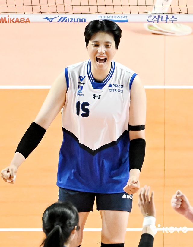 여자 프로배구 현대건설의 김희진이 4일 경기도 수원체육관에서 열리는 진에어 2025-2026 V리그 1라운드 IBK기업은행과 경기를 치른다. 지난 5월 15년 만에 IBK를 떠난 뒤 처음으로 전 소속팀을 코트에서 적으로 맞서게 됐다. 사진 한국배구연맹