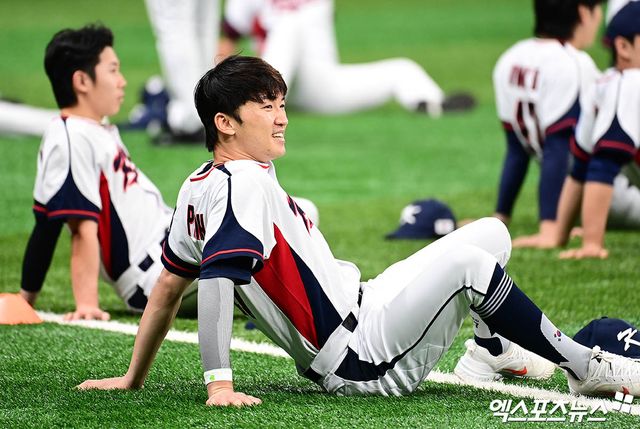 4일 오후 서울 구로구 고척스카이돔에서 진행된 야구 국가대표팀 훈련에 참석한 박해민이 몸을 풀고 있다. 고척, 박지영 기자