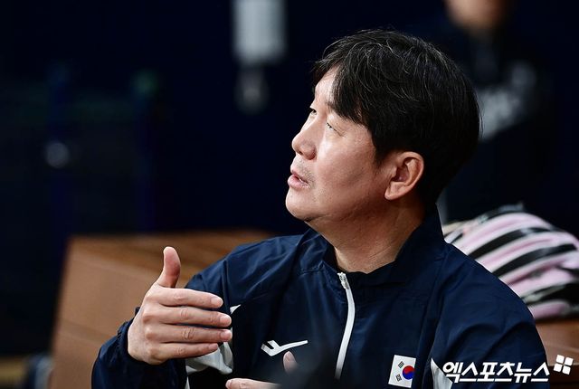 류지현 감독이 이끄는 한국 야구 국가대표팀은 내년 3월 열리는 WBC(월드베이스볼클래식) 대비 평가전인 '2025 NAVER K-BASEBALL SERIES'를 앞두고 훈련을 시작했다. 4일 오후 서울 구로구 고척스카이돔에서 진행된 야구 국가대표팀 훈련에 참석한 류지현 감독이 취재진과 이야기를 나누고 있다. 고척, 박지영 기자