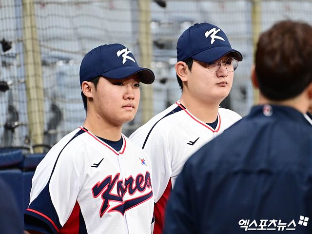 4일 오후 서울 구로구 고척스카이돔에서 진행된 야구 국가대표팀 훈련에 참석한 정우주와 김서현이 코칭스태프의 이야기를 듣고 있다. 고척, 박지영 기자