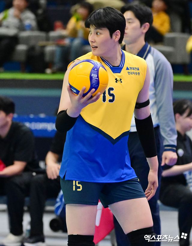 여자프로배구 현대건설의 김희진이 4일 경기도 수원체육관에서 열린 진에어 2025-2026 V리그 여자부 1라운드 IBK기업은행과의 홈 경기에서 팀 승리에 힘을 보탰다. 사진 김한준 기자