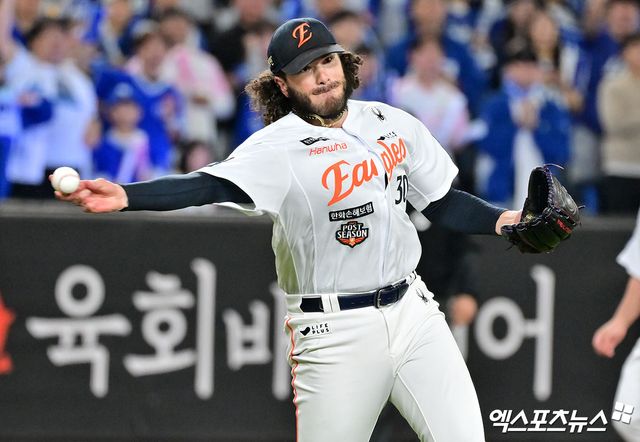 24일 오후 대전 한화생명 볼파크에서 열린 '2025 신한 SOL Bank KBO 포스트시즌' 삼성 라이온즈와 한화 이글스의 플레이오프 5차전 경기, 3회초 1사 1루 한화 폰세가 삼성 디아즈의 타구를 잡아 1루로 송구하고 있다. 엑스포츠뉴스 DB