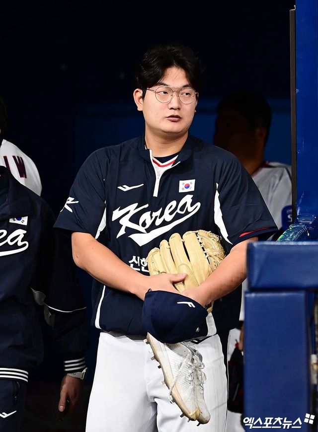 4일 오후 서울 구로구 고척스카이돔에서 진행된 야구 국가대표팀 훈련에 참석한 김서현이 그라운드로 향하고 있다. 고척, 박지영 기자