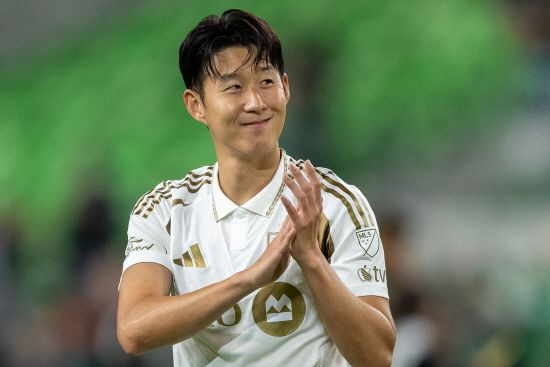 미국 메이저리그사커(MLS)는 5일 공식 홈페이지를 통해 2025시즌 신인상 수상자로 앤더스 드레이어(샌디에이고FC)를 선정했다고 발표했다. MLS는 '샌디에이고의 앤더스 드레이어가 2025년 MLS 올해의 신인으로 선정됐다. 그는 샌디에이고에서 뛰어난 시즌을 보낸 후 올해의 신인으로 선정됐다'고 알렸다. 덴마크 국가대표인 드레이어는 데뷔 시즌이었던 올해 19골 19어시스트로 총 38개의 공격포인트를 올렸다. 역시 후보에 올랐던 손흥민 지난 3달간 10골 4도움으로 빼어난 활약을 했으나 시즌 도중에 온 것이 수상 불발에 치명타였다. 연합뉴스