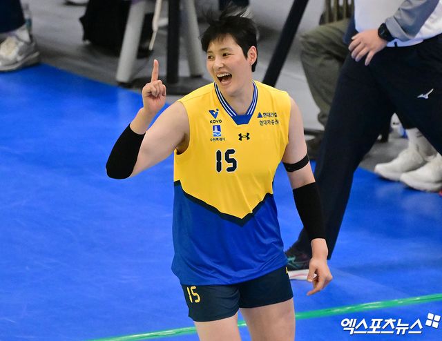 여자프로배구 현대건설의 김희진이 4일 경기도 수원체육관에서 열린 진에어 2025-2026 V리그 여자부 1라운드 IBK기업은행과의 홈 경기에서 팀 승리에 힘을 보탰다. 사진 김한준 기자
