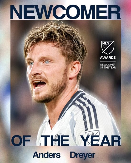 미국 메이저리그사커(MLS)는 5일 공식 홈페이지를 통해 2025시즌 신인상 수상자로 앤더스 드레이어(샌디에이고FC)를 선정했다고 발표했다. MLS는 '샌디에이고의 앤더스 드레이어가 2025년 MLS 올해의 신인으로 선정됐다. 그는 샌디에이고에서 뛰어난 시즌을 보낸 후 올해의 신인으로 선정됐다'고 알렸다. 덴마크 국가대표인 드레이어는 데뷔 시즌이었던 올해 19골 19어시스트로 총 38개의 공격포인트를 올렸다. 역시 후보에 올랐던 손흥민 지난 3달간 10골 4도움으로 빼어난 활약을 했으나 시즌 도중에 온 것이 수상 불발에 치명타였다. MLS